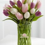 Jarrón 15 Tulipanes (Morado, Blanco y Rosado)