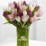 Jarrón 20 Tulipanes (Morado, Blanco y Rosado)